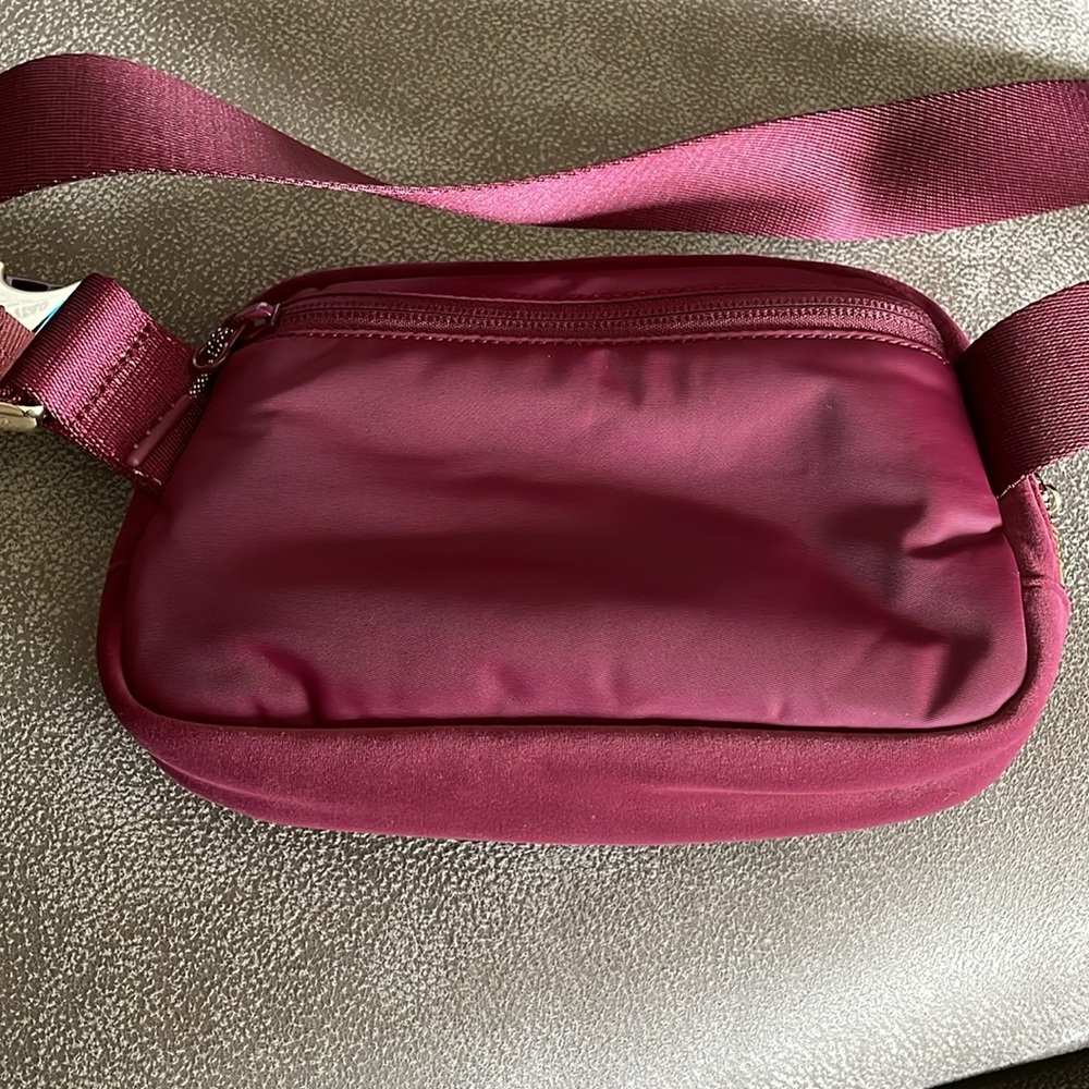 NWOT Lululemon Everywhere Belt Bag 1L Velour Burgundy - Picture 9 of 10